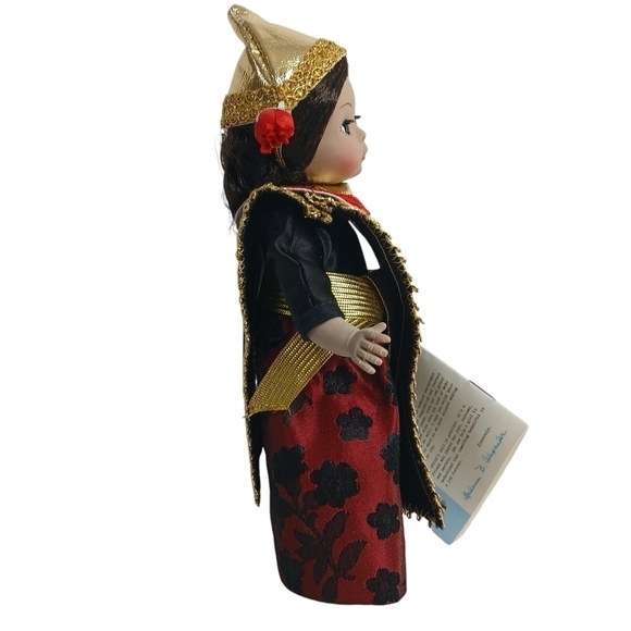Indonesia - Boxed International-8" Doll by Madame Alexander #579 Retired 1988 - Picture 5 of 8